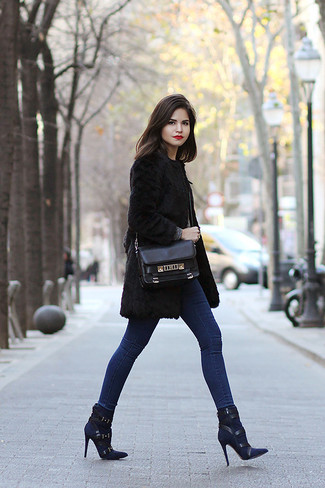 С чем носить синие джинсы скинни в деловом стиле: Черная шуба и синие джинсы скинни — обязательные вещи в гардеробе барышень с хорошим вкусом в одежде. В тандеме с этим луком наиболее уместно выглядят темно-синие замшевые ботильоны.