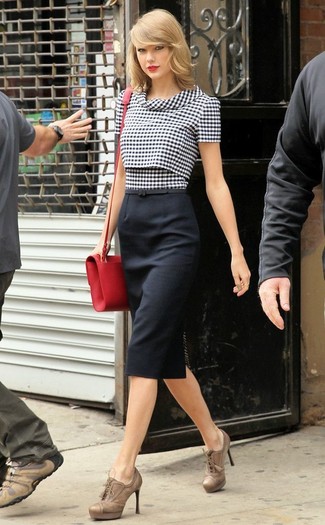 Как Taylor Swift носит Черно-белая блуза с коротким рукавом в мелкую клетку, Черная юбка-карандаш, Светло-коричневые кожаные ботильоны на шнуровке, Красная кожаная сумка через плечо