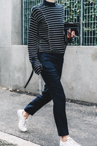 С чем носить черный свитер в горизонтальную полоску женщине: Черный свитер в горизонтальную полоску и черные классические брюки — необходимые вещи в арсенале леди с чувством стиля. Белые кожаные низкие кеды — идеальный выбор, чтобы дополнить лук.