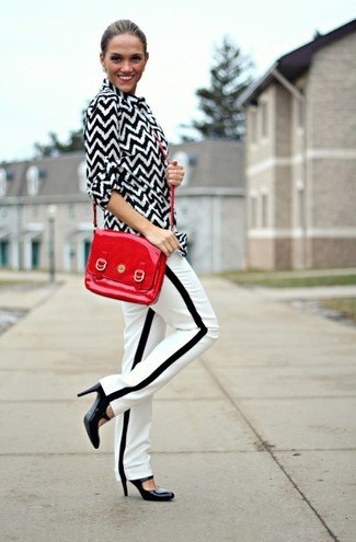 Модный лук: черно-белая классическая рубашка с узором зигзаг, бело-черные брюки-галифе в вертикальную полоску, черные кожаные туфли, красная кожаная сумка через плечо