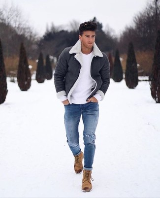 С чем носить синие рваные зауженные джинсы мужчине зима: Если в одежде ты делаешь ставку на удобство и функциональность, черно-белая короткая дубленка и синие рваные зауженные джинсы — великолепный вариант для расслабленного мужского ансамбля на каждый день. Если ты предпочитаешь смелые настроения в своих луках, заверши этот светло-коричневыми повседневными ботинками из нубука. Такой образ будет классным выбором даже, если за окном лютый мороз.