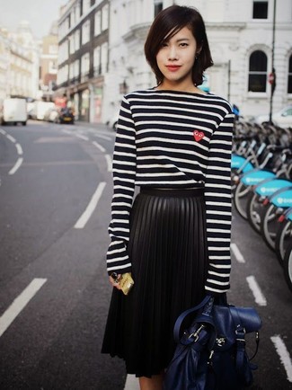 С чем носить черно-белую юбку-миди: Фанаткам расслабленного стиля понравится сочетание черно-белой футболки с длинным рукавом в горизонтальную полоску и черно-белой юбки-миди.