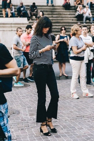 Какие джинсы-клеш носить с черными босоножками на каблуке: Если ты считаешь себя одной из тех женщин, неплохо разбирающихся в моде, тебе полюбится сочетание черно-белой футболки с длинным рукавом в горизонтальную полоску и джинсов-клеш. Вкупе с этим луком гармонично смотрятся черные босоножки на каблуке.