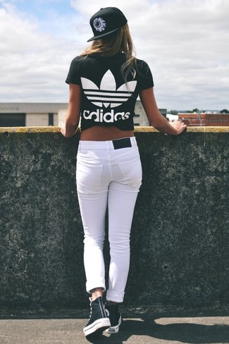 Какие джинсы носить с черно-белыми высокими кедами женщине лето в спортивном стиле: Черно-белая футболка с круглым вырезом с принтом и джинсы — отличный наряд, если ты ищешь простой, но в то же время стильный лук. Такой лук легко адаптировать к повседневным нуждам, если завершить его черно-белыми высокими кедами. Пережить невозможную летнюю жару будет значительно легче, когда на тебе такое сочетание одежды.