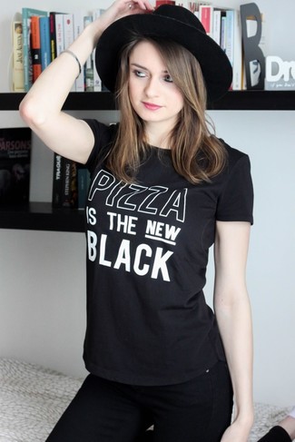 Женская черно-белая футболка с круглым вырезом с принтом от Moschino