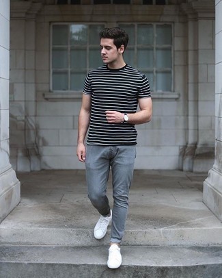 Модный лук: черно-белая футболка с круглым вырезом в горизонтальную полоску, серые зауженные джинсы, белые низкие кеды из плотной ткани, черные кожаные часы