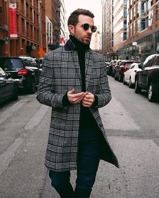 С чем носить черное длинное пальто в 30 лет в прохладную погоду в стиле смарт-кэжуал: Черное длинное пальто и темно-синие джинсы — отличный вариант для воплощения мужского образа в стиле smart casual.