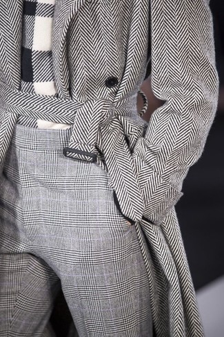 Какие свитера с круглым вырезом носить с черно-белым длинным пальто в 30 лет в холод в стиле смарт-кэжуал: Черно-белое длинное пальто и свитер с круглым вырезом — беспроигрышный вариант для создания мужского лука в элегантно-деловом стиле.