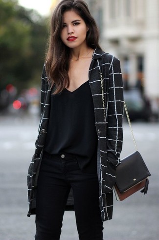 Какое пальто носить с черными джинсами женщине в теплую погоду: Дуэт пальто и черных джинсов позволит составить интересный лук в расслабленном стиле.