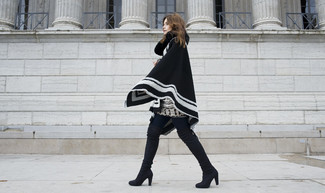 Как носить ботфорты с леггинсами в 30 лет: Черно-белое пончо и леггинсы — прекрасная формула для воплощения модного и простого наряда. В тандеме с ботфортами такой лук выглядит особенно по моде.
