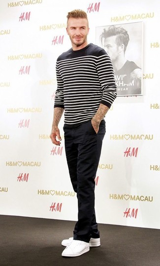 Как David Beckham носит Черно-белый свитер с круглым вырезом в горизонтальную полоску, Черные брюки чинос, Белые низкие кеды