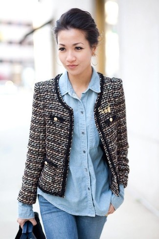 С чем носить черно-белую куртку женщине: Лук из черно-белой куртки и синих джинсов скинни выглядит очень классно и стильно.