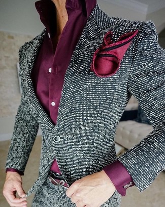 С чем носить пурпурную классическую рубашку мужчине в теплую погоду в деловом стиле: Пурпурная классическая рубашка и черно-белый твидовый пиджак помогут создать незабываемый мужской образ.