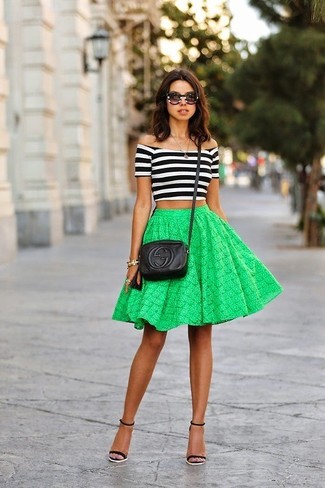 С чем носить зеленую пышную юбку в 30 лет: Если ты считаешь себя одной из тех женщин, способных неплохо ориентироваться в трендах, тебе подойдет дуэт черно-белого укороченного топа в горизонтальную полоску и зеленой пышной юбки. Что же до обуви, черные кожаные босоножки на каблуке — наиболее выигрышный вариант.