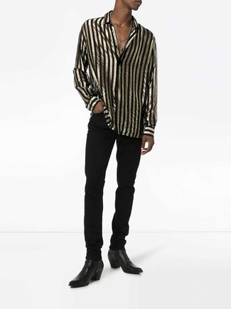 Модный лук: черно-золотая рубашка с длинным рукавом в вертикальную полоску, черные джинсы, черные кожаные ботинки челси