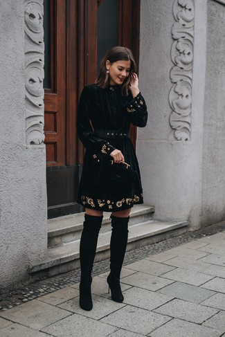 С чем носить черные ботфорты в деловом стиле: Черное бархатное платье с пышной юбкой с вышивкой — прекрасное решение для вечера с любимым или встречи с подругами. Что же до обуви, черные ботфорты — самый приемлимый вариант.