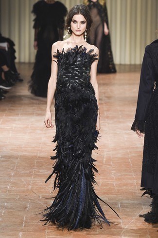 С чем носить прозрачные серьги: Лук из черного вечернего платья с перьями и прозрачных серёг выглядит очень привлекательно, согласна?