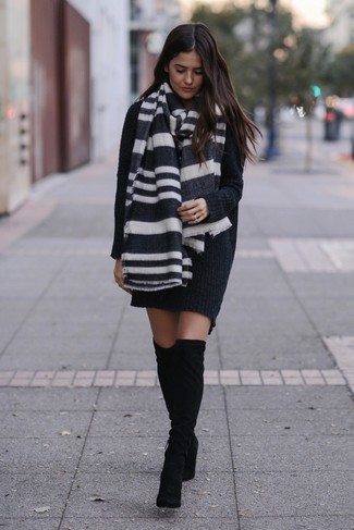 С чем носить ботфорты: Черное вязаное платье-свитер — идеальный ансамбль, если ты хочешь создать раскованный, но в то же время модный лук. Закончив образ ботфортами, ты привнесешь в него нотку гламура.