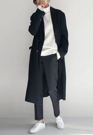 Какие длинные пальто носить с серыми брюками чинос: Длинное пальто и серые брюки чинос — обязательные вещи в гардеробе джентльменов с превосходным чувством стиля. Любители рискованных сочетаний могут закончить ансамбль белыми кожаными низкими кедами.