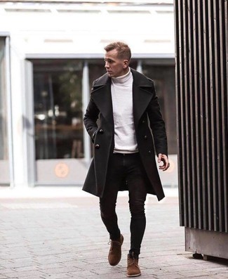 Модный лук: черное длинное пальто, белая водолазка, черные зауженные джинсы, коричневые замшевые повседневные ботинки