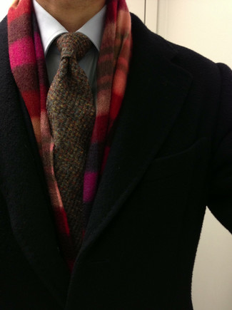 С чем носить темно-коричневый галстук мужчине весна: Черное длинное пальто в паре с темно-коричневым галстуком — отличный пример делового городского стиля. Подобный лук наверняка придется тебе по вкусу весной.