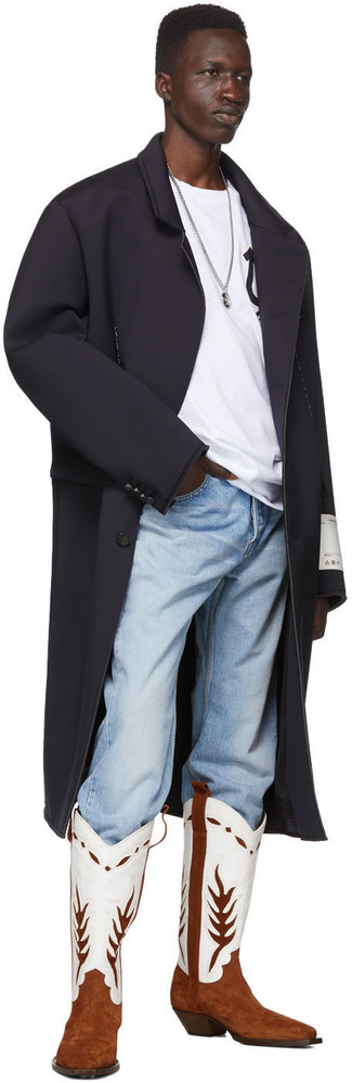 С чем носить голубые джинсы мужчине в холод в стиле кэжуал: Черное длинное пальто и голубые джинсы — хороший выбор для создания мужского лука в стиле smart casual. Такой ансамбль несложно адаптировать к повседневным реалиям, если надеть в паре с ним бело-коричневые кожаные ковбойские сапоги.