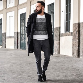 Какие длинные пальто носить с темно-серыми джинсами в 30 лет: Длинное пальто и темно-серые джинсы — прекрасный выбор для офисного ансамбля на каждый день. Если ты не боишься сочетать в своих ансамблях разные стили, на ноги можно надеть черные замшевые ботинки челси.