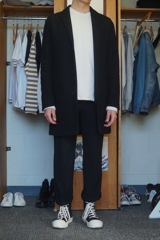 Какие свитера с круглым вырезом носить с черным длинным пальто в теплую погоду: Черное длинное пальто в паре со свитером с круглым вырезом — прекрасный пример вольного офисного стиля для парней. Этот лук великолепно дополнят черно-белые высокие кеды из плотной ткани.