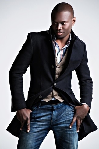 Модный лук: черное длинное пальто, коричневый шерстяной жилет, бело-красно-синяя классическая рубашка в вертикальную полоску, синие джинсы