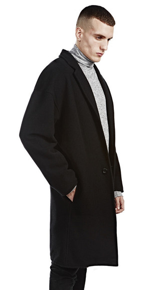 Как носить серую водолазку с черным длинным пальто осень: Комбо из черного длинного пальто и серой водолазки — незаезженный вариант для работы в офисе. Разумеется, такой лук будет превосходной идеей для весенне-осенней погоды.