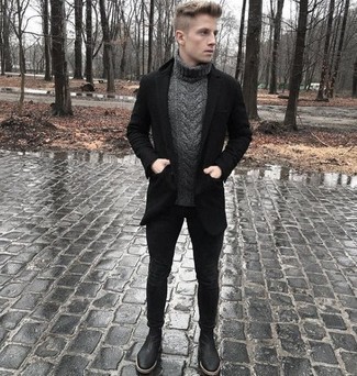 Как носить черное длинное пальто с черными зауженными джинсами осень: Черное длинное пальто и черные зауженные джинсы — замечательная идея для несложного, но модного мужского образа. Не прочь привнести сюда толику изысканности? Тогда в качестве обуви к этому ансамблю, выбирай черные кожаные ботинки челси. Если хочешь выглядеть по-осеннему эффектно и нескучно, несомненно стоит взять этот образ на заметку.