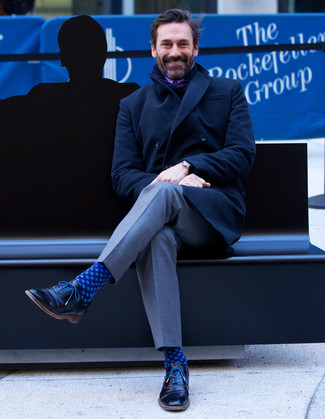 С чем носить синие носки в горошек за 40 лет мужчине: Такое простое и комфортное сочетание вещей, как черное длинное пальто и синие носки в горошек, нравится молодым людям, которые любят проводить дни активно. Теперь почему бы не привнести в повседневный лук толику консерватизма с помощью черных кожаных оксфордов?