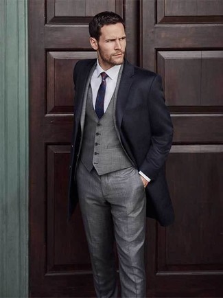 С чем носить темно-красный галстук в 30 лет мужчине в холод в деловом стиле: Сочетание черного длинного пальто и темно-красного галстука позволит реализовать строгий деловой стиль.
