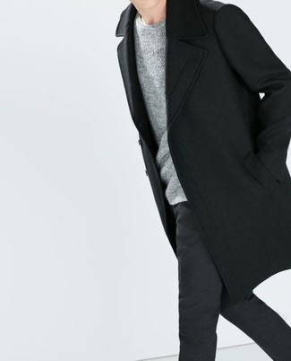 Какие свитера с круглым вырезом носить с черным длинным пальто в 30 лет: Лук из черного длинного пальто и свитера с круглым вырезом — превосходный пример современного стиля в большом городе.