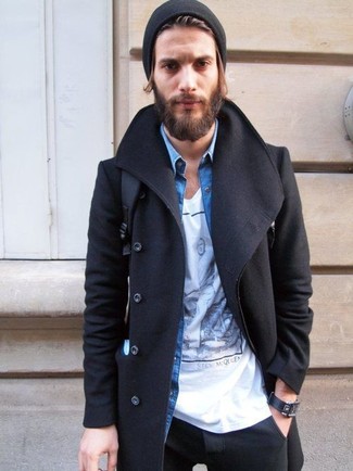 Модный лук: черное длинное пальто, синяя джинсовая рубашка, белая футболка с круглым вырезом с принтом, черная шапка