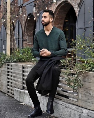 С чем носить темно-зеленый свитер в 30 лет мужчине в холод в стиле смарт-кэжуал: Темно-зеленый свитер и черные джинсы прочно закрепились в гардеробе многих молодых людей, позволяя создавать запоминающиеся и практичные образы. Хочешь сделать лук немного строже? Тогда в качестве дополнения к этому образу, стоит обратить внимание на черные кожаные ботинки челси.