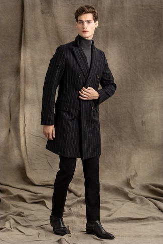 Какие длинные пальто носить с черно-белыми брюками чинос: Дуэт длинного пальто и черно-белых брюк чинос выглядит очень привлекательно, разве не так? Хочешь сделать образ немного элегантнее? Тогда в качестве дополнения к этому образу, стоит выбрать черные кожаные ботинки челси.