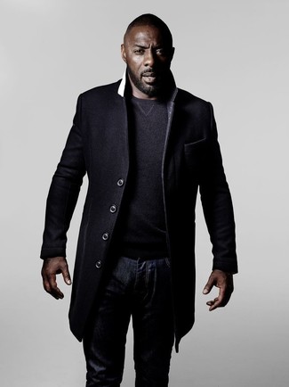 Как Idris Elba носит Черное длинное пальто, Темно-серый свитер с круглым вырезом, Темно-синие джинсы