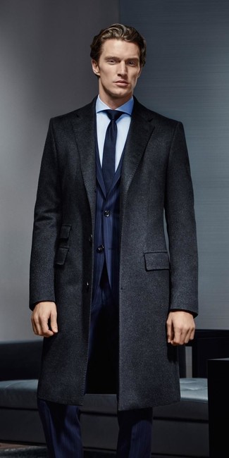 Модный лук: черное длинное пальто, темно-синий костюм в вертикальную полоску, голубая классическая рубашка, темно-синий галстук