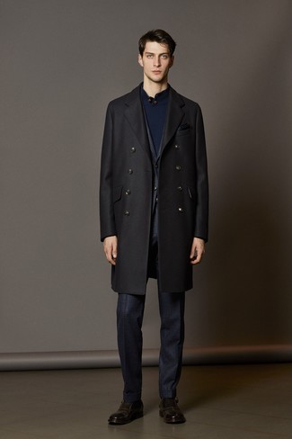 Модный лук: черное длинное пальто, темно-синий костюм в клетку, темно-синий свитер с воротником на пуговицах, темно-коричневые кожаные монки