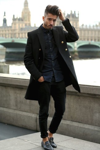 Модный лук: черное длинное пальто, темно-синяя джинсовая рубашка, черные джинсы, черные кожаные лоферы