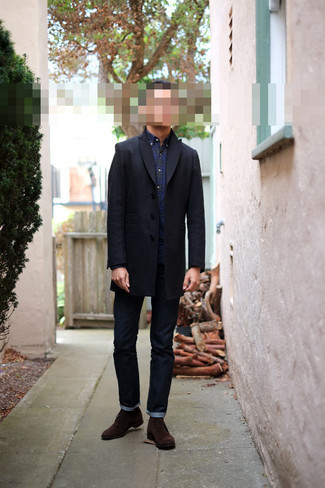С чем носить черное длинное пальто в 30 лет в стиле смарт-кэжуал: Черное длинное пальто и темно-синие джинсы — это тот мужской лук, в котором ты неизбежно будешь ловить на себе женские взоры. Если сочетание несочетаемого привлекает тебя не меньше, чем проверенная классика, дополни свой лук темно-коричневыми замшевыми ботинками дезертами.