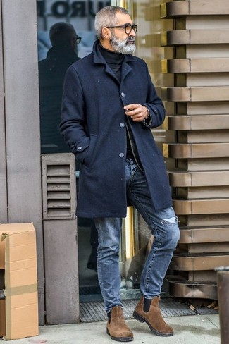 С чем носить темно-синие рваные джинсы за 50 лет мужчине осень в стиле кэжуал: Примерь сочетание черного длинного пальто и темно-синих рваных джинсов, и ты получишь модный непринужденный мужской лук, который подойдет на каждый день. В паре с коричневыми замшевыми ботинками челси такой ансамбль смотрится особенно гармонично. Такое лук из гарантирует, что твой осенний образ не будет скучным.