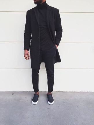 Модный лук: черное длинное пальто, черная водолазка, черные брюки чинос, черные кожаные плимсоллы