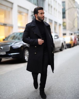 Какие ботинки челси носить с черным длинным пальто: Согласись, тандем черного длинного пальто и черных джинсов выглядит превосходно? Закончив лук ботинками челси, можно получить приятный результат.