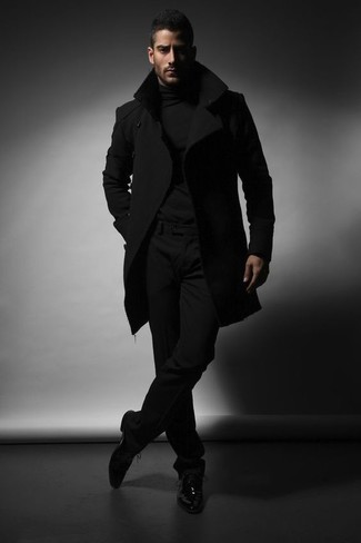 Какие оксфорды носить с черно-белым длинным пальто в теплую погоду: Черно-белое длинное пальто в паре с черными классическими брюками позволит создать модный и мужественный ансамбль. Что же до обуви, можно дополнить ансамбль оксфордами.