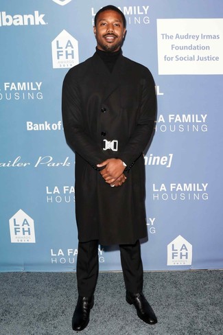 Как Michael B. Jordan носит Черное длинное пальто, Черная водолазка, Черные классические брюки, Черные кожаные ботинки челси