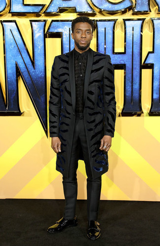 Как Chadwick Boseman носит Черное длинное пальто, Черная классическая рубашка с принтом, Черные классические брюки, Черные кожаные монки с двумя ремешками