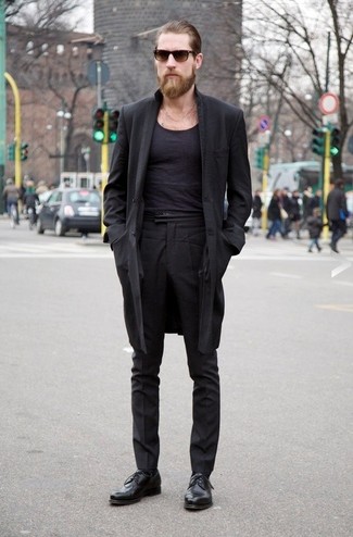 Модный лук: черное длинное пальто, черная футболка с круглым вырезом, черные классические брюки, черные кожаные туфли дерби