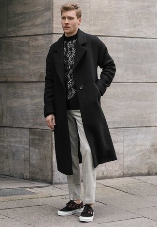 Какие низкие кеды носить с темно-серыми брюками чинос в холод: Черное длинное пальто и темно-серые брюки чинос — отличный вариант для воплощения мужского образа в стиле элегантной повседневности. Подбирая обувь, можно немного поэкспериментировать и закончить образ низкими кедами.